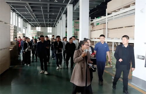 临沂优秀定制工厂代表团莅临千山板材总部参观交流，共探装饰材料新发展